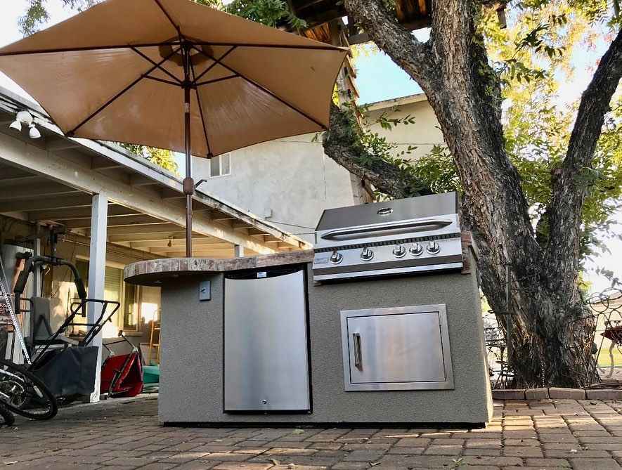 Kokomo Grill Maui BBQ Island | 7'6" Outdoor Kitchen | 33" Round Bar & LED Lights | Built-In BBQ